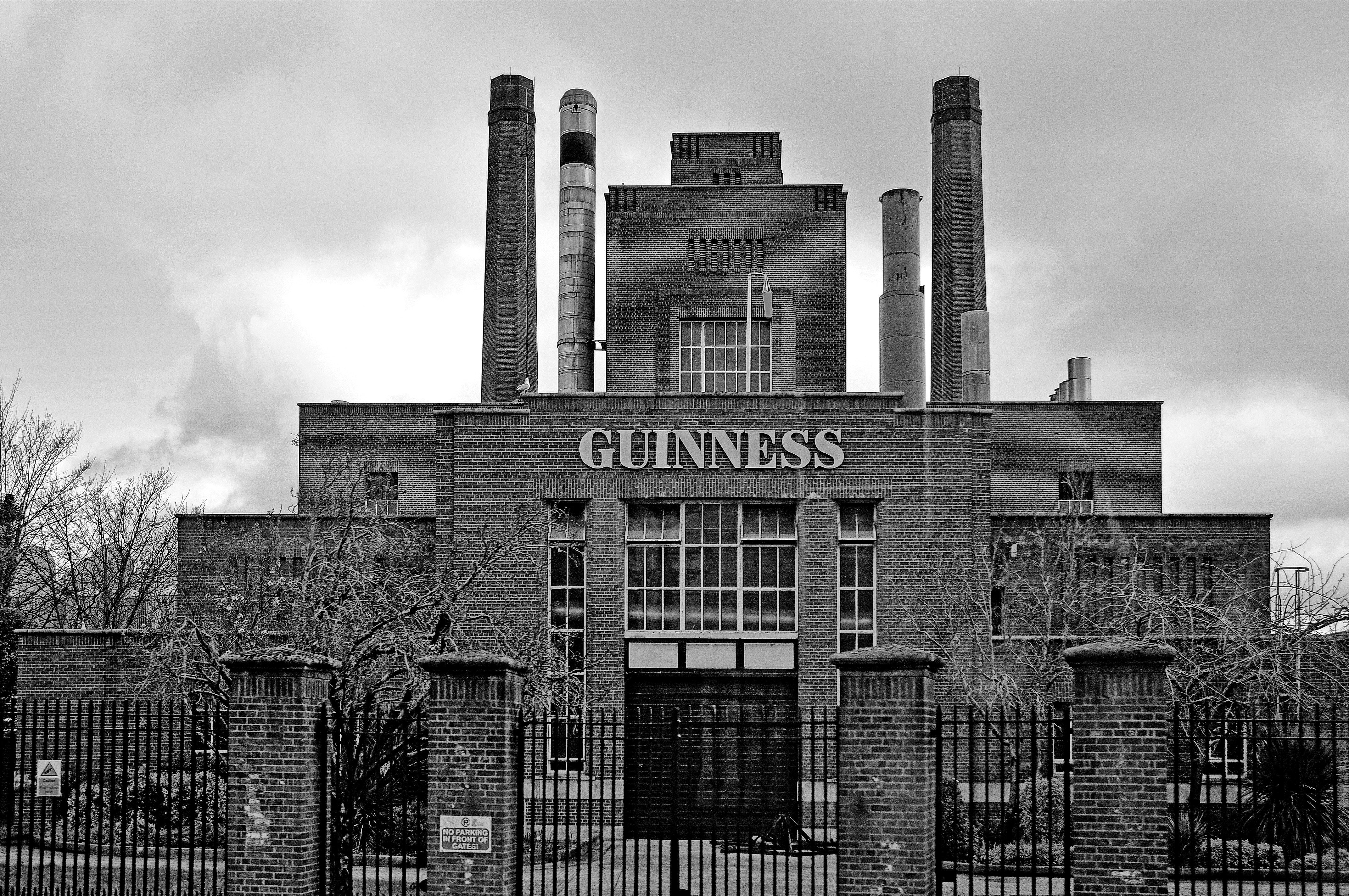 Guinness Storehouses facade under en skyet himmel