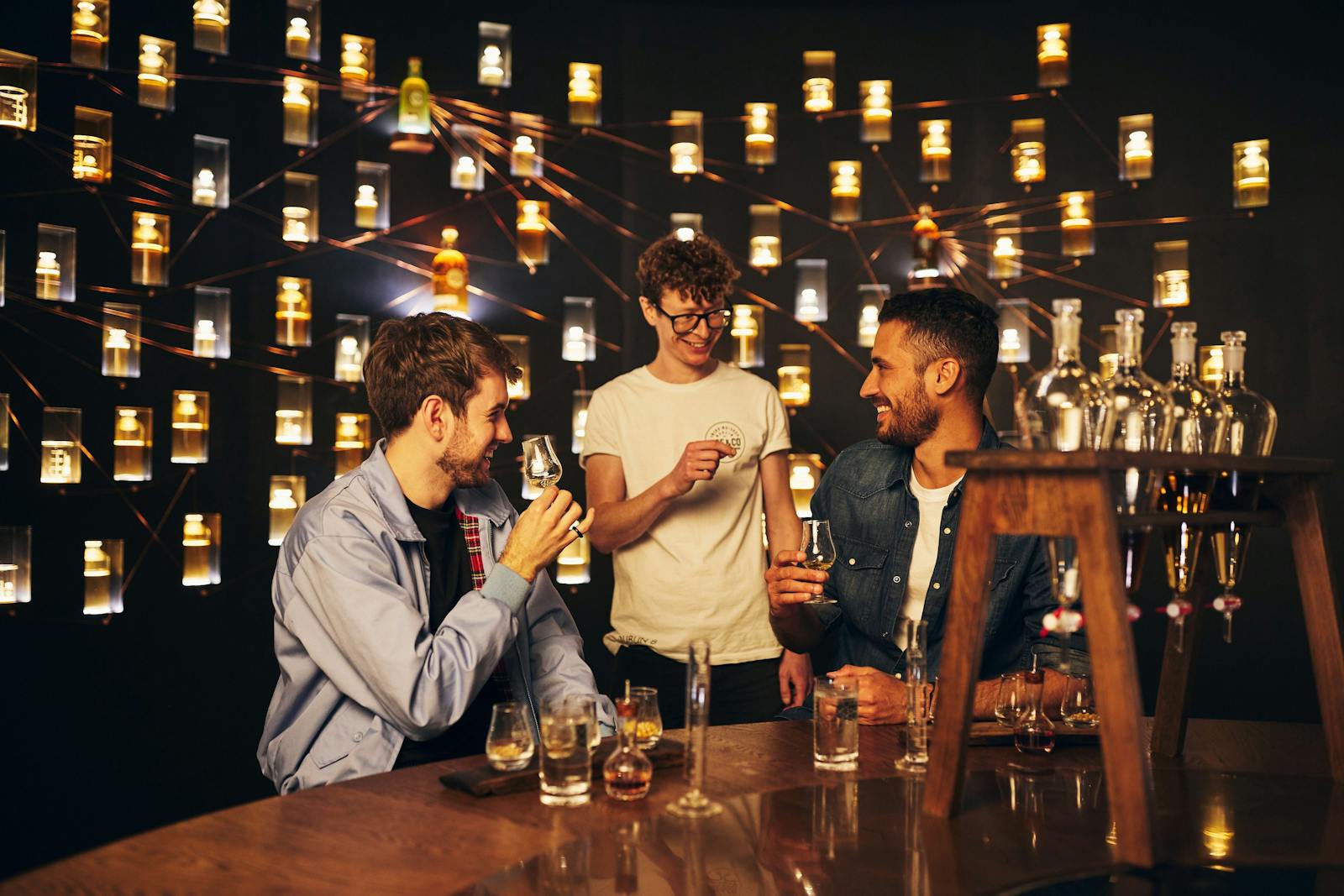 Tre venner smager øl i Guinness Storehouse
