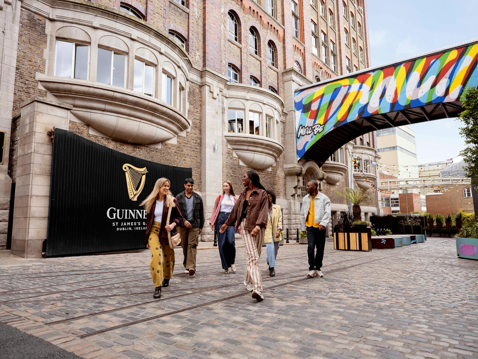 Visiteurs marchant devant la Guinness Storehouse