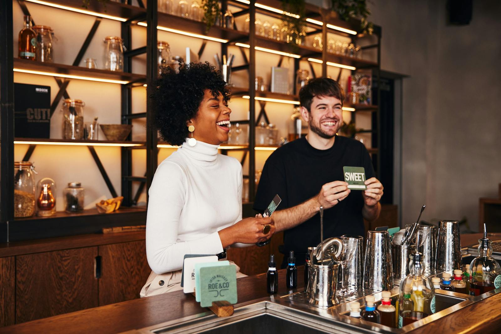 Deux souriants dans la Guinness Storehouse