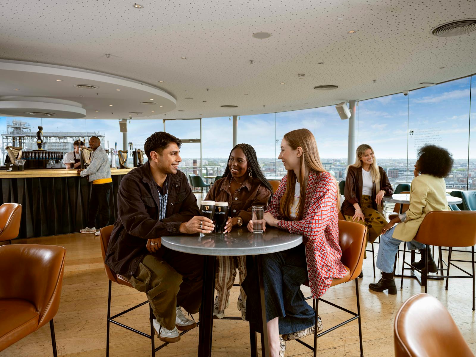 Amici che bevono una birra alla Guinness Storehouse