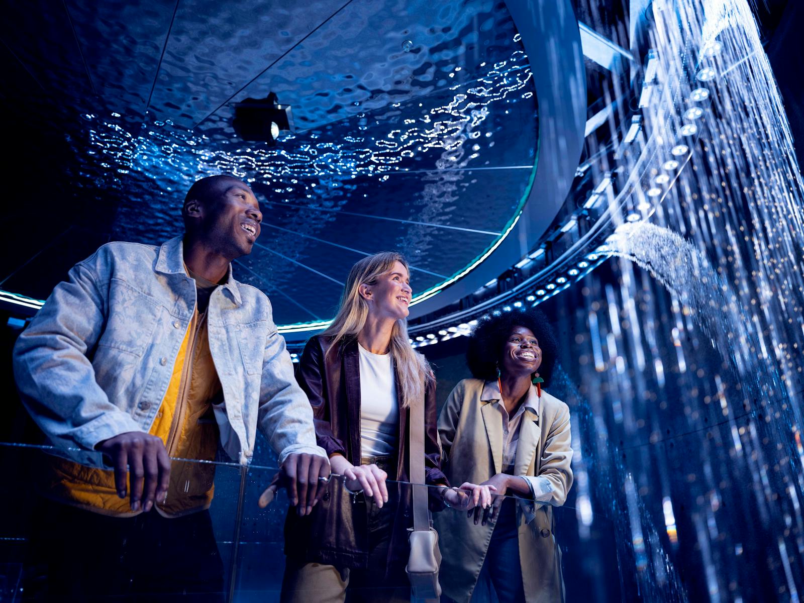 Guinness Storehouse에서 웃는 방문객들